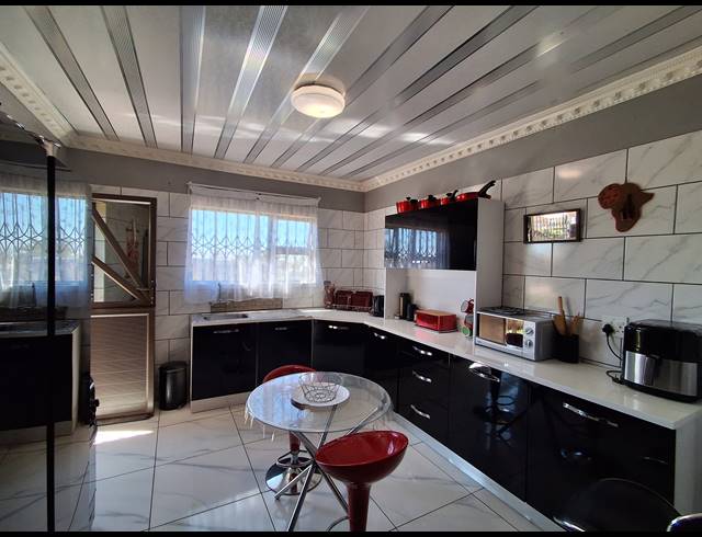 3 BEDROOM FREESTANDING FOR SALE IN IKAGENG